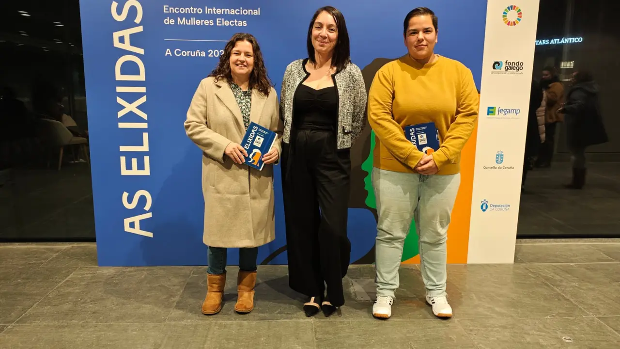 De esqueerda a dereita: Laura Eiras, Concelleira de Obras, &Iacute;a Lago, Alcaldesa de Muros, Maruxa Mart&iacute;nez, Concelleira de Igualdade