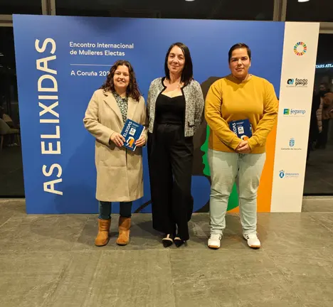 De esqueerda a dereita: Laura Eiras, Concelleira de Obras, &Iacute;a Lago, Alcaldesa de Muros, Maruxa Mart&iacute;nez, Concelleira de Igualdade